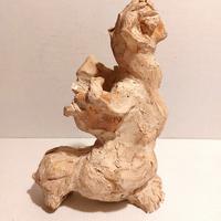 Figure zoomorphe avec des ailes, vue de profil 