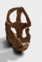 Figurine Petit personnage accroupi bras levés 