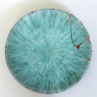 Grand plat vert clair terre rouge émail vert clair D=31 cm (cassé et recollé) 