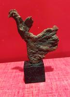 L'envol, oiseau terre cuite H=13 cm avec le socle noir 