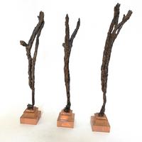 La forêt crucifiée ou trois hommes suppliciés socles plexiglas rose (2) (décrits déjà) 