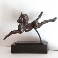 Petit cheval 1 pattes allongées, allignées, bronze marron, socle bois et métal, L=20 cm 