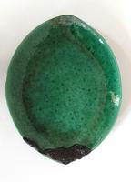 Petit plat céramique émaillée vert foncé feuilles forme poisson L=33 cm 