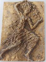 Petite plaque bronze doré 7,5 x 10 cm femme qui court bras levés tenant une branche 