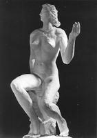 Le printemps, femme assise coude levé