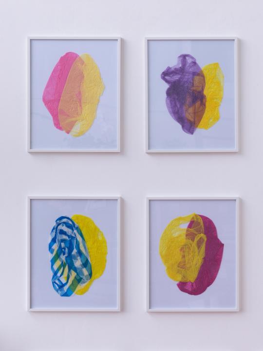 Ha Cha Youn, A Deux-jaune, 2020, Installation variable, sacs plastiques sous cadres, 51.5 x 41.5 cm chaque