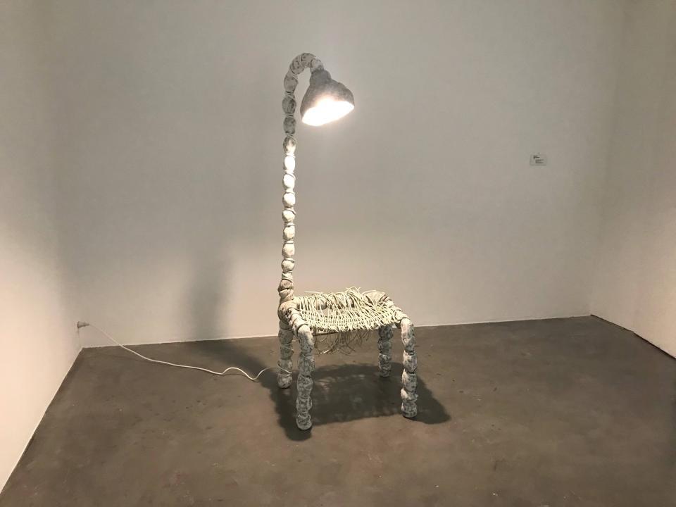  Ortamiklos, The White Lady 2, 2018. Chaise, béton, câbles électriques, barres d'armatures, ampoules électriques, 177,5 x 70 x 57 cm. Courtesy des artistes et Functional Art Gallery, Berlin.