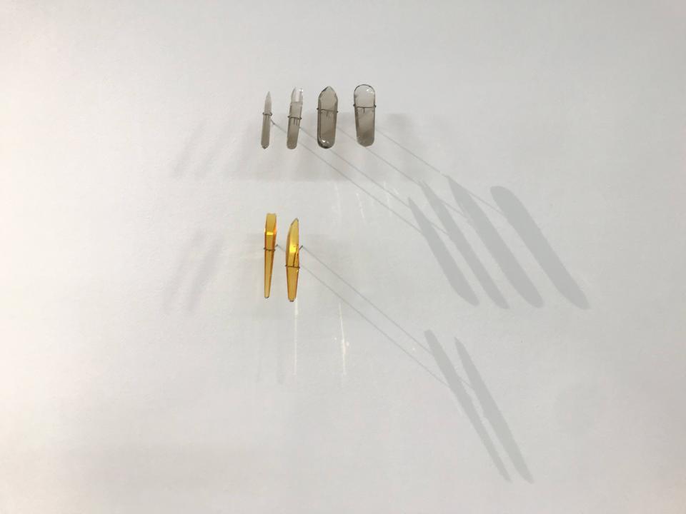 Octave Vandeweghe. De l'ensemble Culturel Manners, 2016. Somkey 4 Set, #20, Quartz fumé, 1,5 x 14 2,5 x 16 - 4 x 16 - 4,5 x 15 cm Courtesy de l'artiste et Valérie Traan gallery, Anvers.
