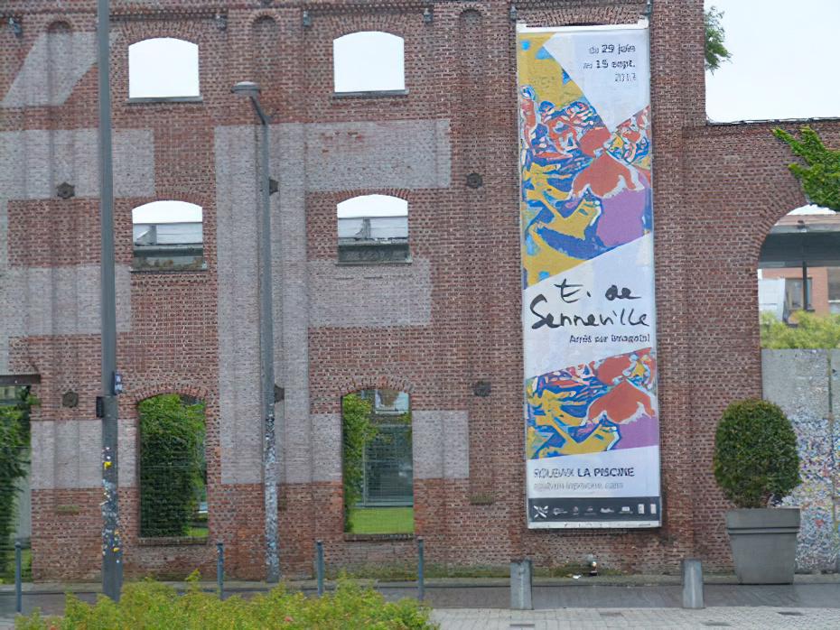 Kakemono devant la Piscine de Roubaix