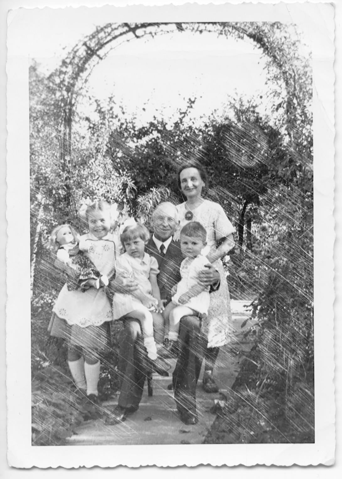 1948-Grands parents maternels dans leur jardin-Eliane, Alain et Bernadette