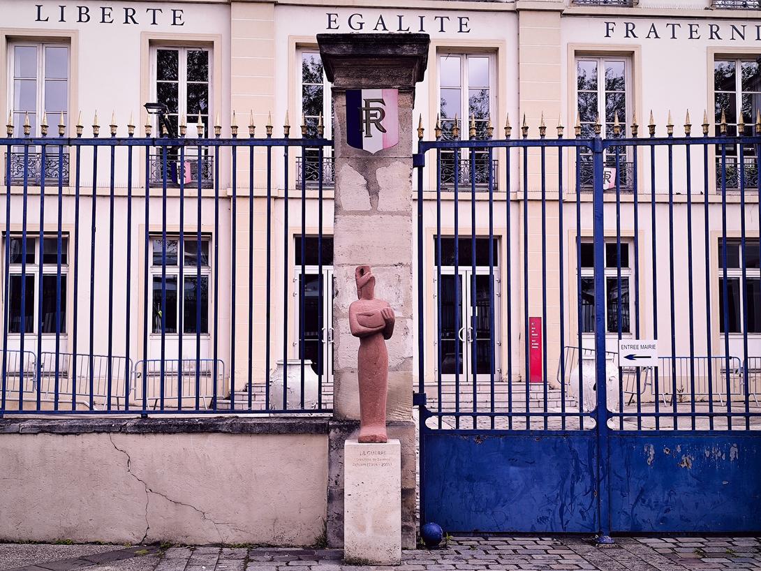 La guerre, devant l'Hôtel-de-Ville de Sèvres