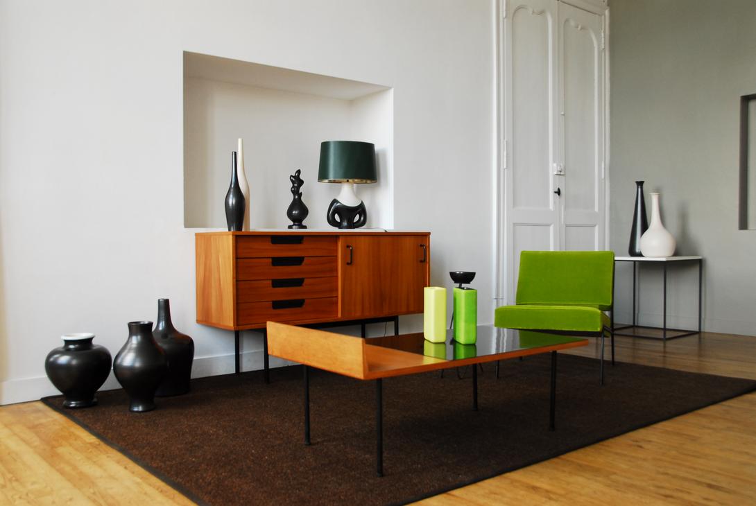 salon Nontron 2016 avec Commode 148 Pierre Guariche Table basse 132 André Monpoix Chauffeuse G2 de ARP galerie Pascal Cuisinier