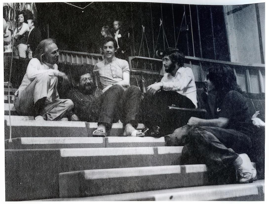 Sur les marches du theatre de Nice, claude Viallat