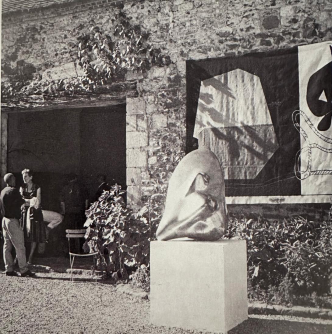Château de Ratilly, été 1962, François Lerat de dos avec Jeanne Pierlot. Sculpture de Stahly, tapisserie de Le Corbusier.