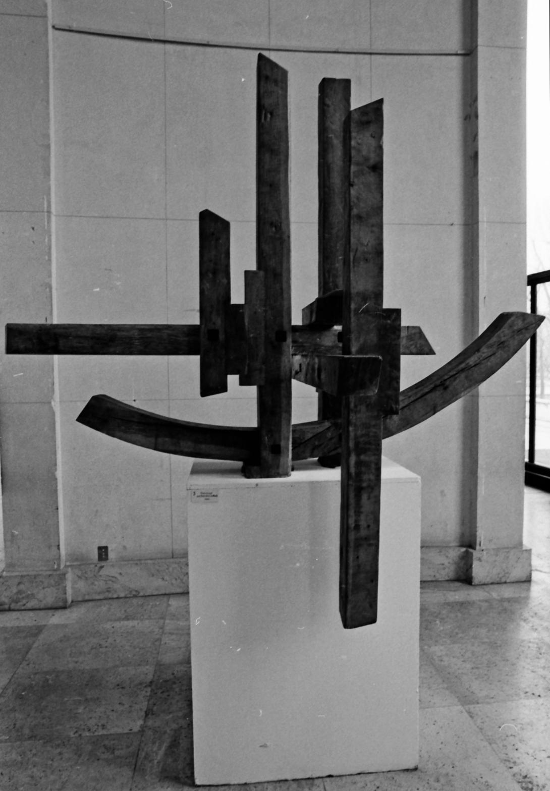 Hommage aux Etats Unis du Monde. Sculpture monumentale en bois