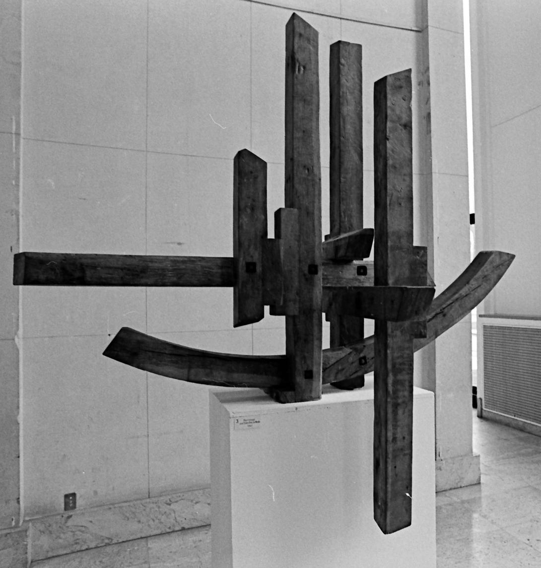 Hommage aux Etats Unis du Monde. Sculpture monumentale en bois