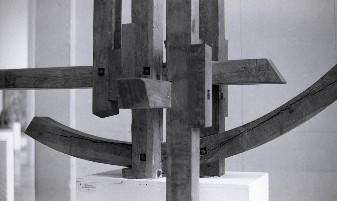 Hommage aux Etats Unis du Monde. Sculpture monumentale en bois