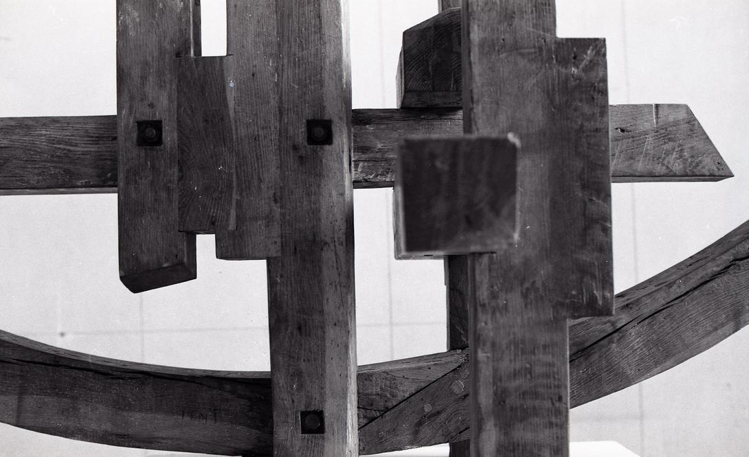 Hommage aux Etats Unis du Monde. Sculpture monumentale en bois