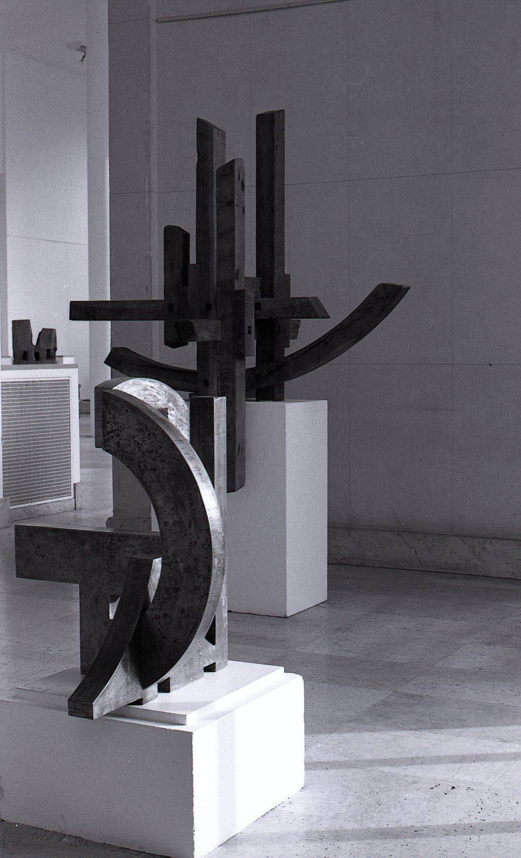 Hommage aux Etats Unis du Monde. Sculpture monumentale en bois
