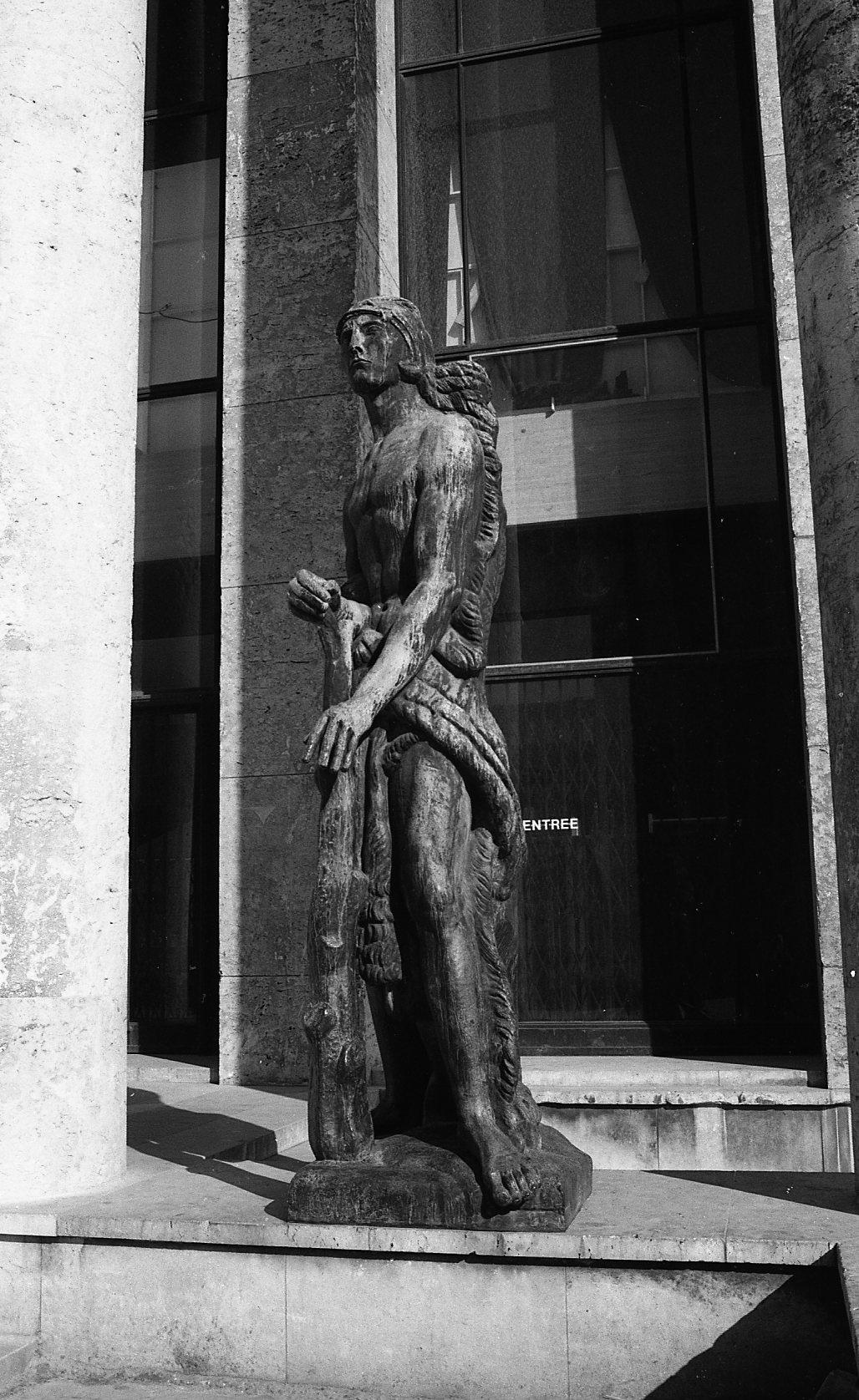 Installation sculpture monumentale de M Di Teana devant le Musée d'Art Moderne de la Ville de Paris