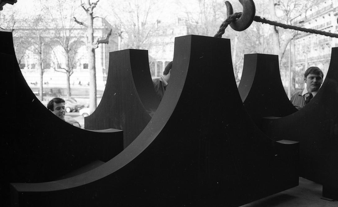 Installation sculpture monumentale de M Di Teana devant le Musée d'Art Moderne de la Ville de Paris