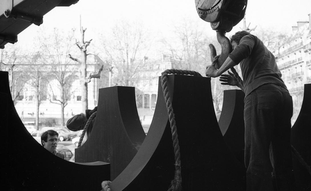 Installation sculpture monumentale de M Di Teana devant le Musée d'Art Moderne de la Ville de Paris