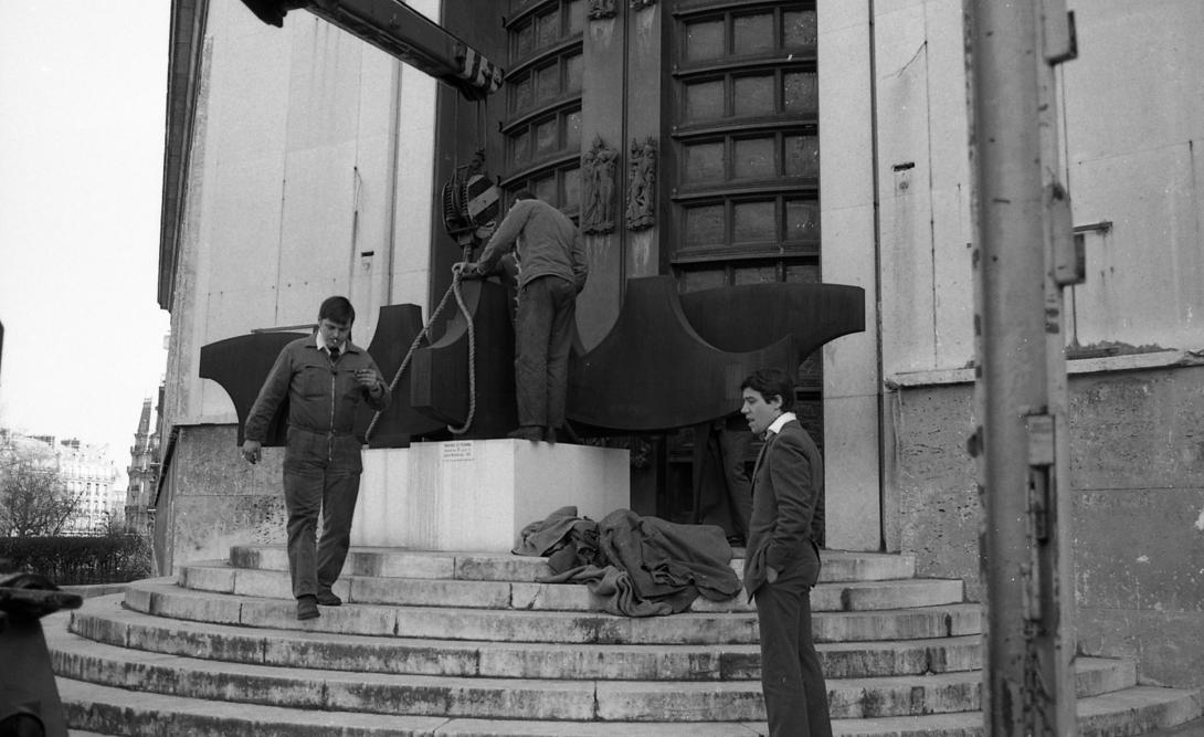 Installation sculpture monumentale de M Di Teana devant le Musée d'Art Moderne de la Ville de Paris