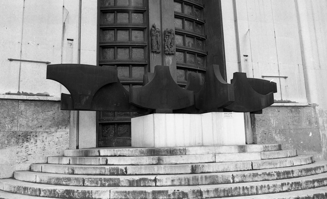 Installation sculpture monumentale de M Di Teana devant le Musée d'Art Moderne de la Ville de Paris