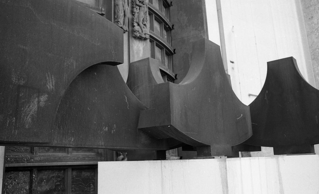 Installation sculpture monumentale de M Di Teana devant le Musée d'Art Moderne de la Ville de Paris