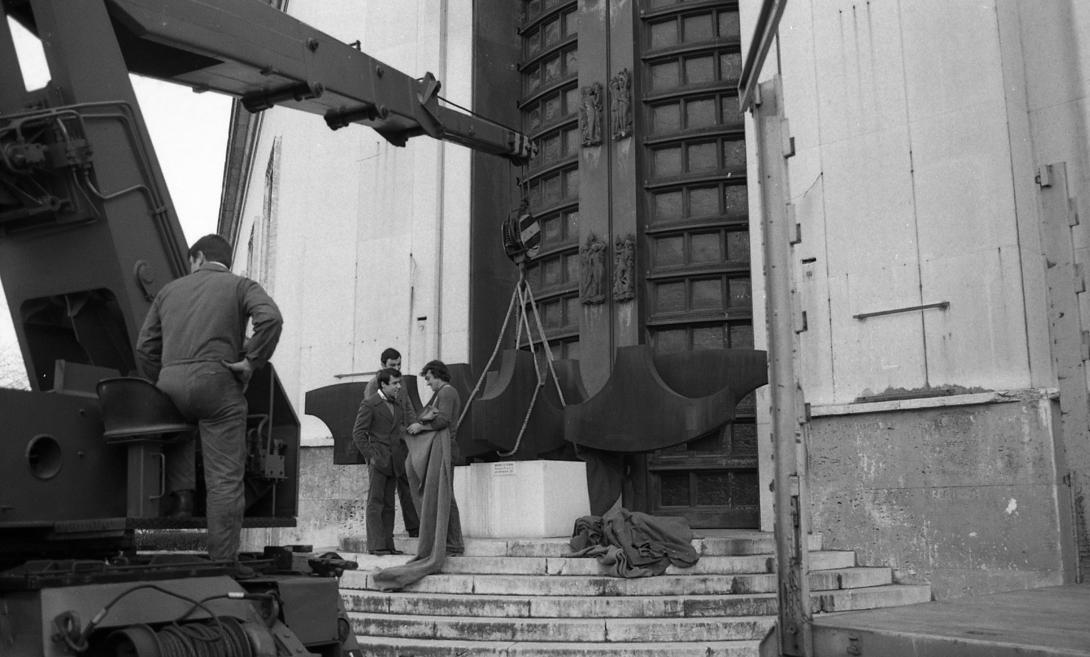 Installation sculpture monumentale de M Di Teana devant le Musée d'Art Moderne de la Ville de Paris