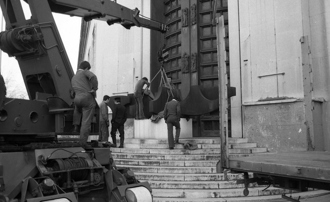 Installation sculpture monumentale de M Di Teana devant le Musée d'Art Moderne de la Ville de Paris