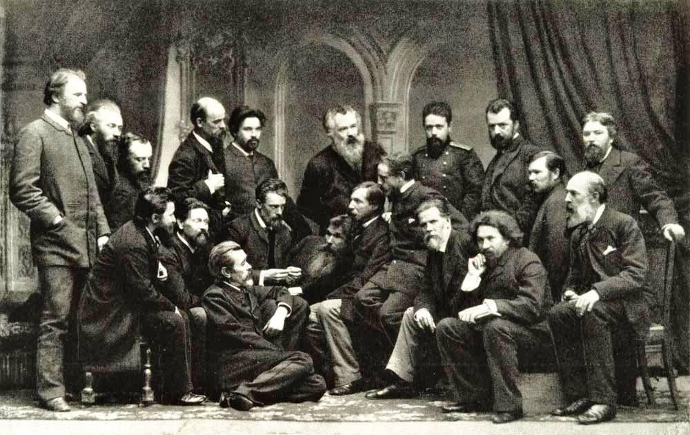 Membres des Ambulants, 1886 : Sergueï Ammossov, Aleksandre Kisseliov, Nikolaï Nevrev, Vladimir Makovski, Aleksandre Litovtchenko, Illarion Prianichnikov, Kirill Lemokh, Ivan Kramskoï, Ilia Répine, Ivanov, employé des Ambulants, Nikolaï Makovski. Debout, de gauche à droite: Grigori Miassoïedov, Constantin Savitski, Vassili Polenov, Efim Volkov, Vassili Sourikov, Ivan Chichkine, Nikolaï Iarochenko, Pavel Brioullov, Aleksandr Beggrov