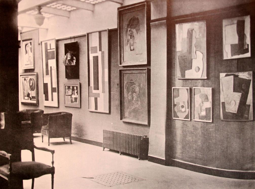 Exposition Galerie 23, avril 1930. De gauche à droite, oeuvres de Marcelle Cahn, Fernand Léger, Antoine Pevner, Sophie Taueber Arp, Fernand Léger, Foltyn, van Rees.