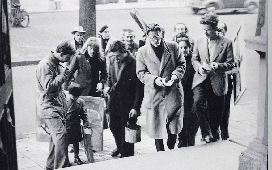 Le groupe CoBra entre au Stedlejik Museum, Amsterdam, 1949