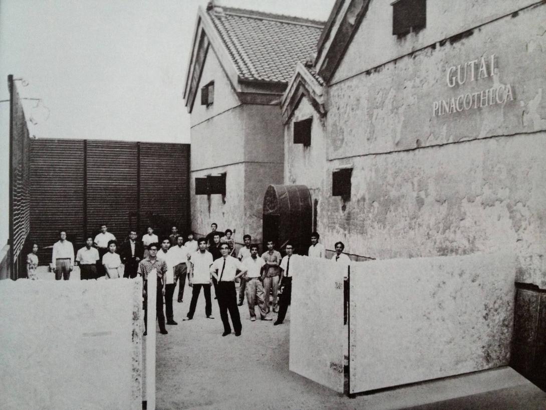 Les membres de Gutai réunit en 1962